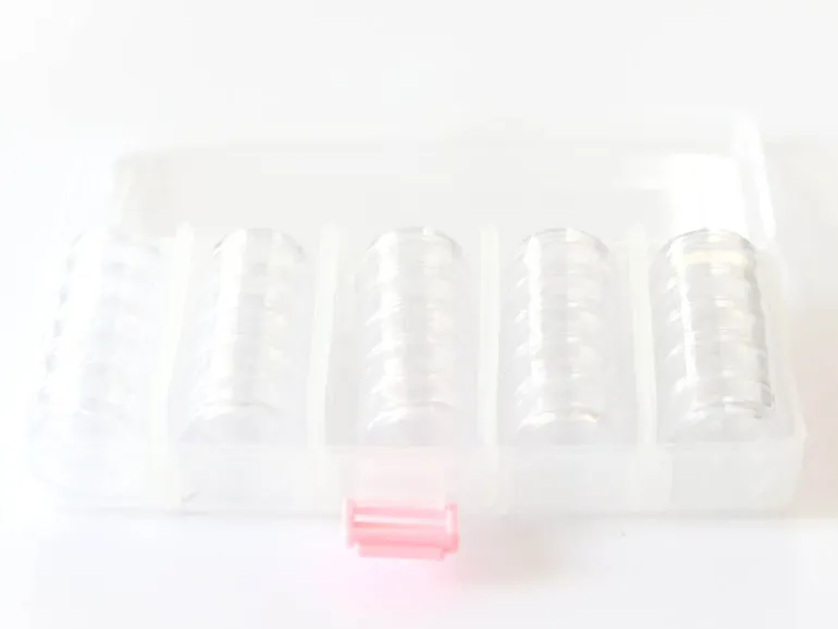 Mallette de rangement avec ses 25 petites boites rondes