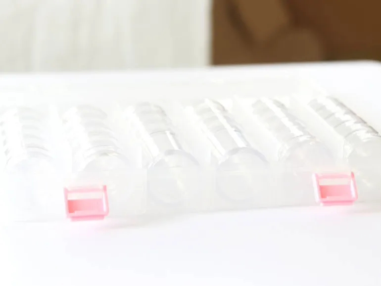Mallette de rangement avec ses 25 petites boites rondes