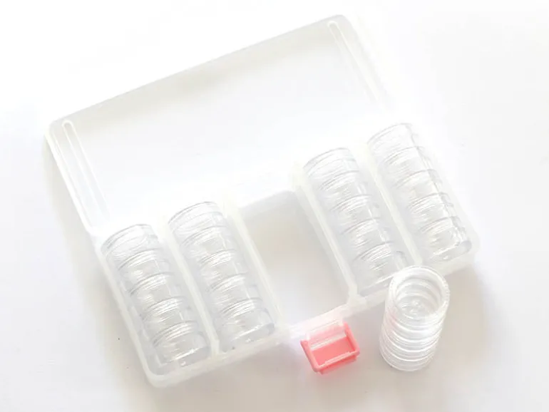Mallette de rangement avec ses 25 petites boites rondes