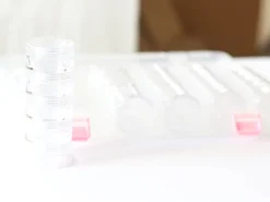 Mallette de rangement avec ses 25 petites boites rondes