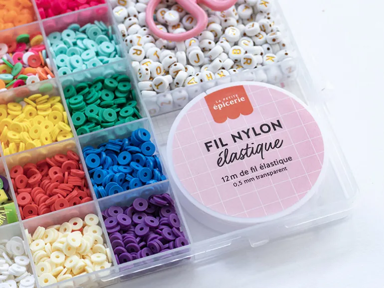 Maxi boite - 16 couleurs de perles heishi POP et accessoires + perles lettres, ciseaux et fil élastique