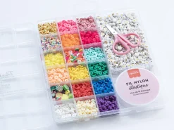 Maxi boite - 16 couleurs de perles heishi POP et accessoires + perles lettres, ciseaux et fil élastique