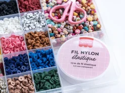 Maxi boite - 16 couleurs de perles heishi NATURE et accessoires + perles lettres, ciseaux et fil élastique