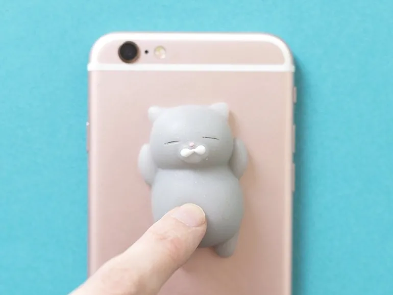 Mini squishy chat gris qui dort - anti-stress