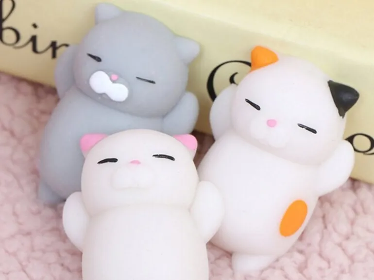 Mini squishy chat gris qui dort - anti-stress