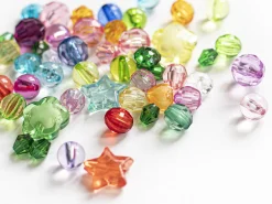 Mix de 50 perles en plastiques transparentes - formes et couleurs variées