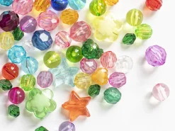 Mix de 50 perles en plastiques transparentes - formes et couleurs variées