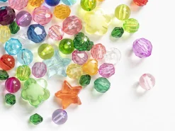 Mix de 50 perles en plastiques transparentes - formes et couleurs variées