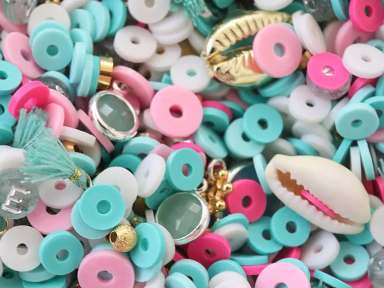 Mélange de perles heishi et de breloques - Tahiti