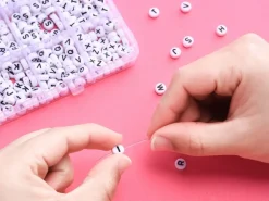Pack boite de perles en plastique alphabet et bobine de fil élastique