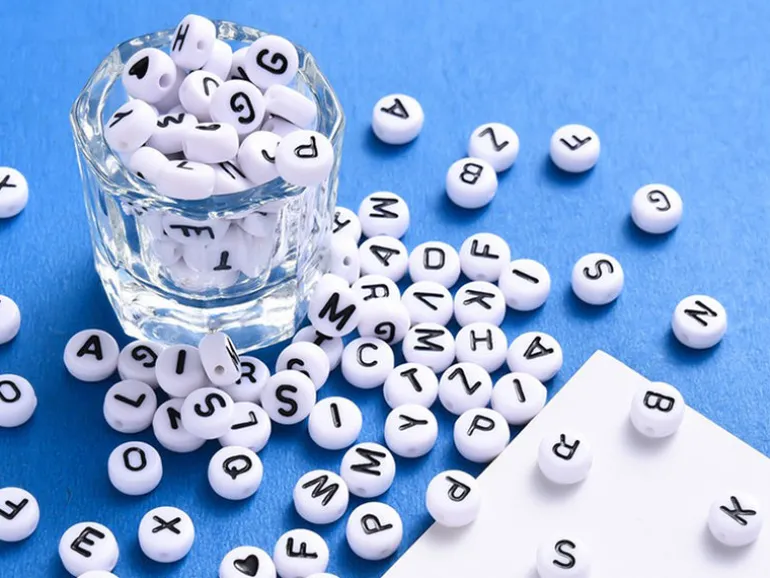 Pack boite de perles en plastique alphabet et bobine de fil élastique