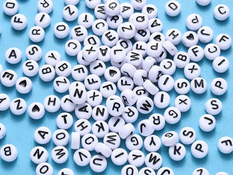 Pack boite de perles en plastique alphabet et bobine de fil élastique