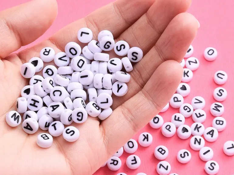 Pack boite de perles en plastique alphabet et bobine de fil élastique