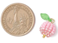 Pendentif pomme rose en perles de rocaille nacrées