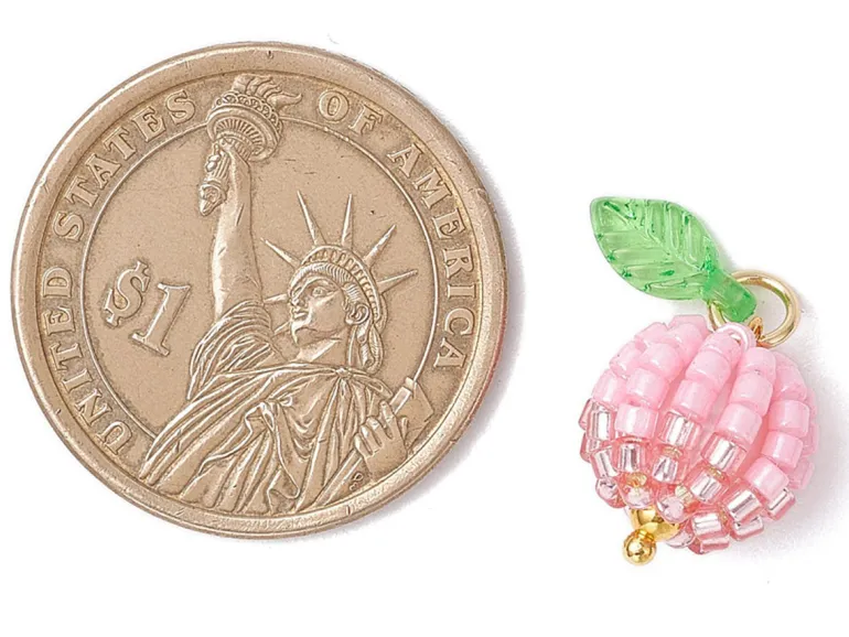 Pendentif pomme rose en perles de rocaille nacrées