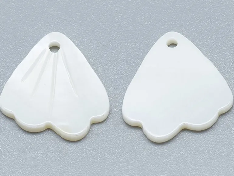 Pendentif pétale en nacre - 17,5 x 16 mm