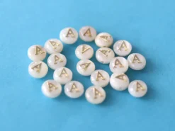 Perle coquillage naturel et laiton doré - Lettre A