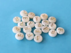 Perle coquillage naturel et laiton doré - Lettre F