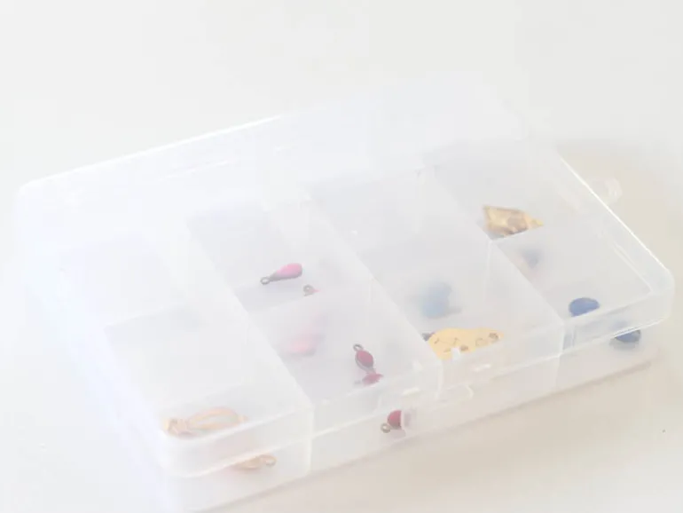 Petite boite de rangement avec 12 compartiments