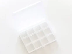 Petite boite de rangement avec 12 compartiments