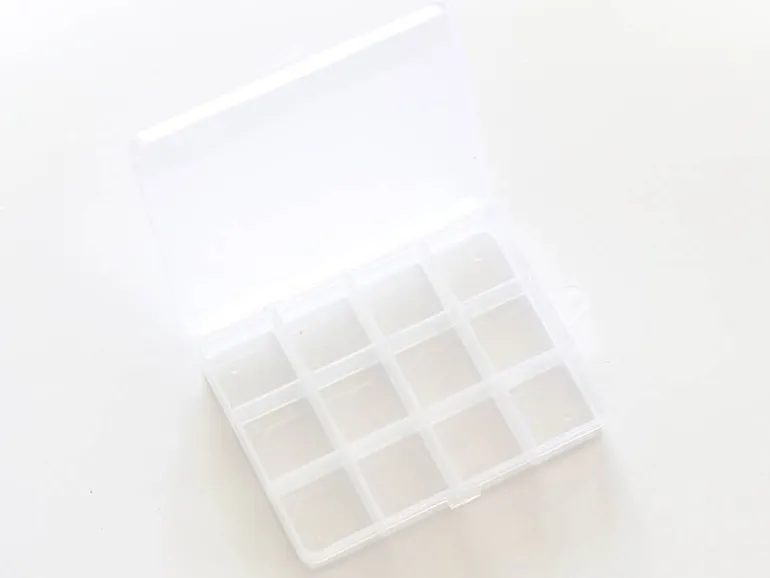 Petite boite de rangement avec 12 compartiments