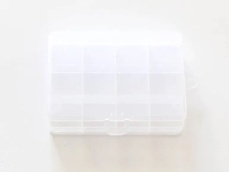Petite boite de rangement avec 12 compartiments