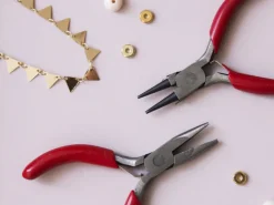 Petite pince pour bijoux - plate