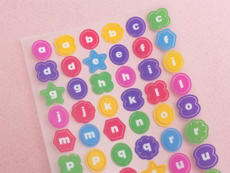 Stickers lettres - formes géométriques multicolores