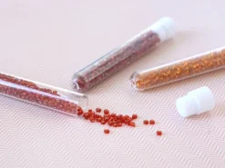 Tube de 350 perles à inclusions argentés - rouge tomate