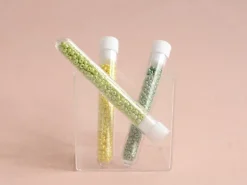 Tube de 350 perles de rocailles opaques nacrées - vert pomme
