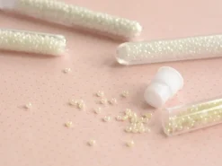 Tube de 350 perles de rocailles opaques nacrées - écru